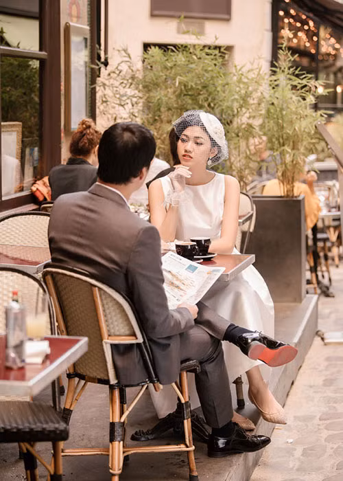 Ông xã của Thanh Tú giấu mặt trong loạt ảnh cưới được chia sẻ. Ảnh: Saostar