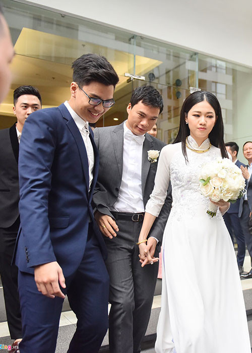 Trong lễ rước dâu, Thanh Tú nắm tay không rời ông xã đại gia. Ảnh: Zing