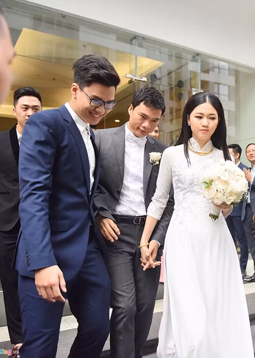 Trong lễ rước dâu, Thanh Tú nắm tay không rời ông xã đại gia. Ảnh: Zing