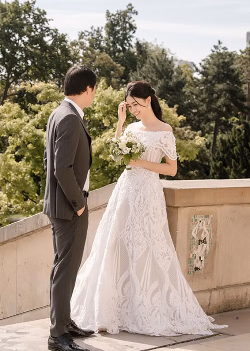 Đôi uyên ương đã thực hiện bộ ảnh cưới tại Pháp. Ảnh: Saostar