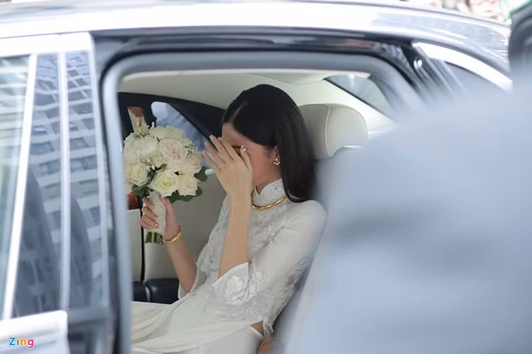 Người đẹp liên tục dùng tay che mặt. Ảnh: Zing