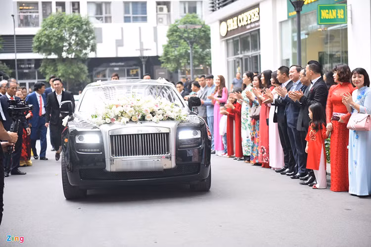 Can canh le ruoc dau A hau Thanh Tu va chong dai gia U40