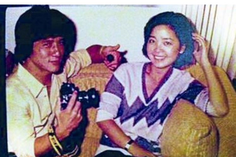 Thành Long cũng từng mặn nồng với Đặng Lệ Quân. Hậu chia tay, anh lại cưới cô bạn thân của tình cũ - Lâm Phụng Kiều khiến Đặng Lệ Quân rất hận Thành Long. Ảnh: Zing