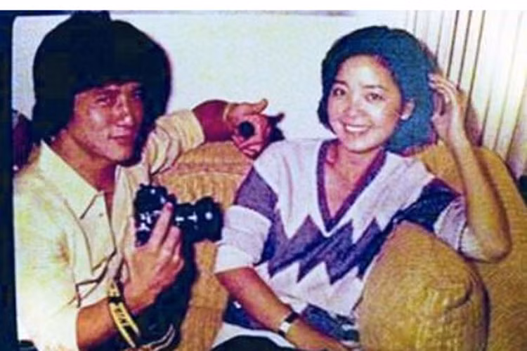 Thành Long cũng từng mặn nồng với Đặng Lệ Quân. Hậu chia tay, anh lại cưới cô bạn thân của tình cũ - Lâm Phụng Kiều khiến Đặng Lệ Quân rất hận Thành Long. Ảnh: Zing