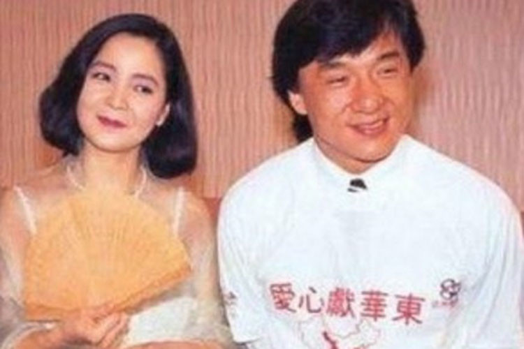 Năm 1995, Đặng Lệ Quân qua đời. Những năm gần đây, trong tự truyện, Thành Long thừa nhận làm tổn thương tình cũ. Ảnh: Zing