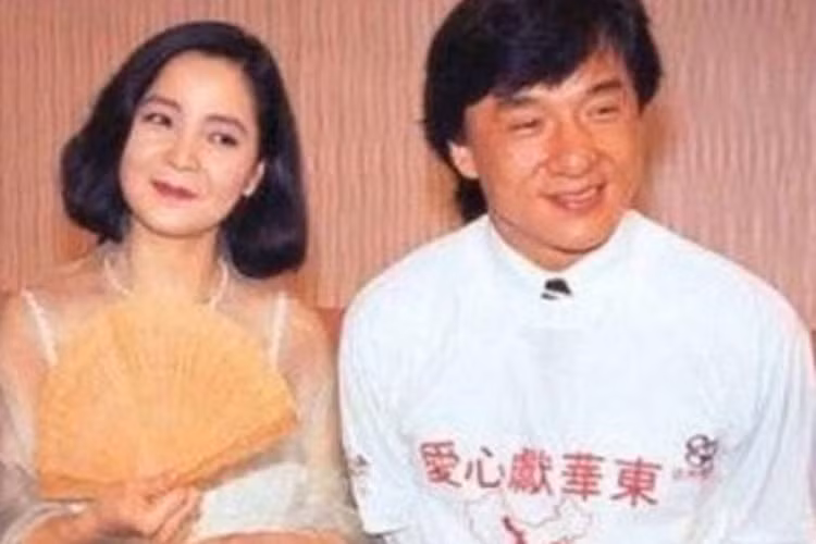 Năm 1995, Đặng Lệ Quân qua đời. Những năm gần đây, trong tự truyện, Thành Long thừa nhận làm tổn thương tình cũ. Ảnh: Zing