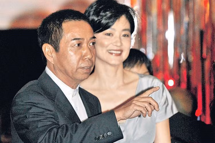 Lâm Thanh Hà kết hôn với tỷ phú Hình Lý Nguyên vào năm 1994. Tháng 9/2018, Sina đưa tin cô ly hôn, nhận 256 triệu USD. Ảnh: Yahoo