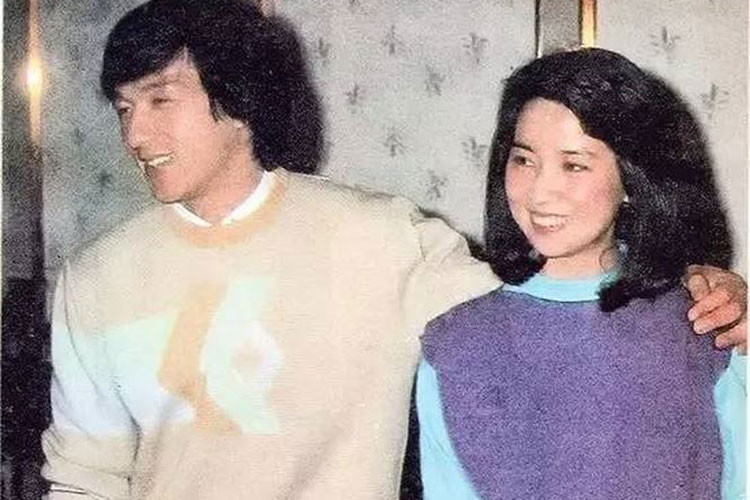 Thành Long mất 8 năm theo đuổi mới chiếm được trái tim của Mễ Tuyết. Thế nhưng, sau đó, ông bỏ rơi bạn gái để đến với Đặng Lệ Quân. Ảnh: Tiền Phong