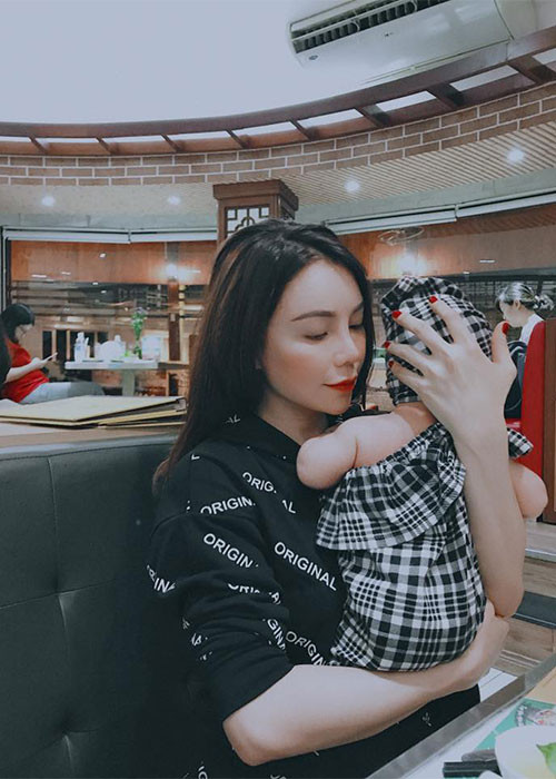 Trà Ngọc Hằng từng bị chỉ trích khi bỏ thai. Đến nay, khi làm mẹ đơn thân, nữ người mẫu cũng đối mặt với những lời bàn tán. Tuy nhiên, cô không mấy bận tâm, chỉ tập trung chăm con gái.