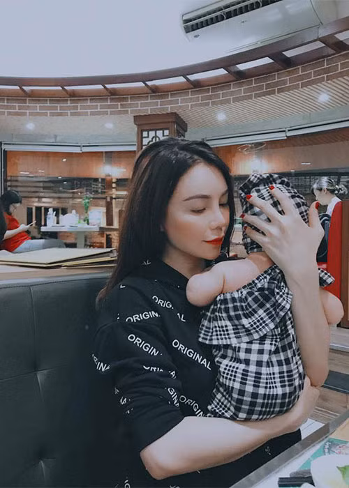 Trà Ngọc Hằng từng bị chỉ trích khi bỏ thai. Đến nay, khi làm mẹ đơn thân, nữ người mẫu cũng đối mặt với những lời bàn tán. Tuy nhiên, cô không mấy bận tâm, chỉ tập trung chăm con gái.