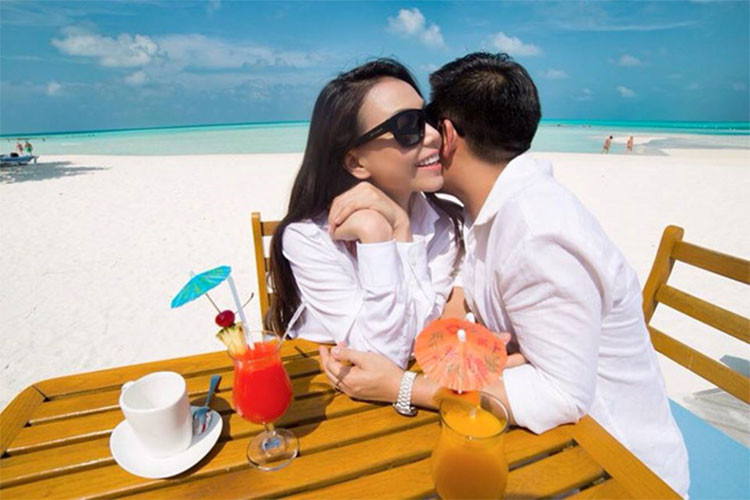 Giống như Ngọc Trinh, Trà Ngọc Hằng thường xuyên giấu mặt những người bạn trai của mình. Ảnh: Zing