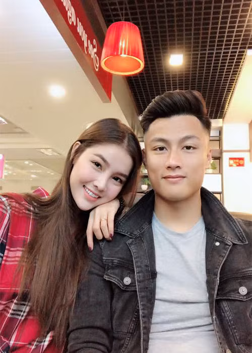 Kỳ Hân kết hôn với cầu thủ Mạc Hồng Quân, sau đó sinh con trai. Từ đó đến nay, cô ở ẩn.