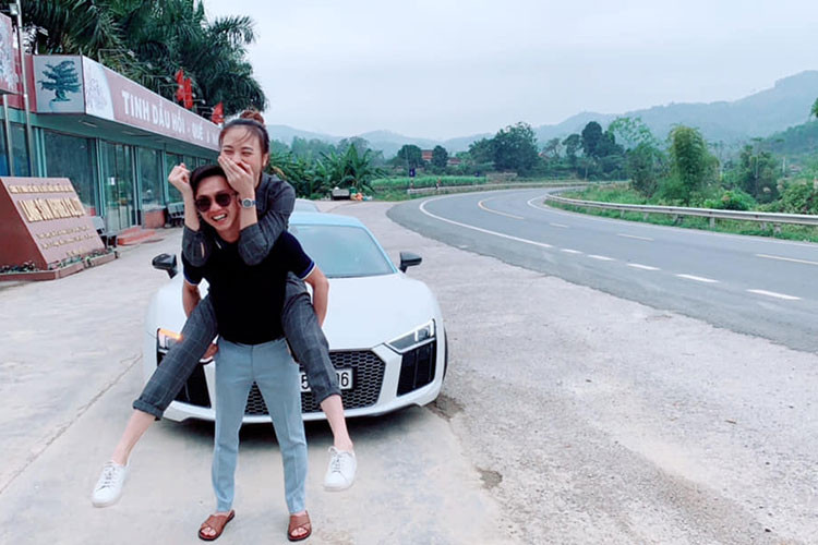 Gần đây, về quê Đàm Thu Trang, Cường Đô la ga lăng cõng bạn gái.