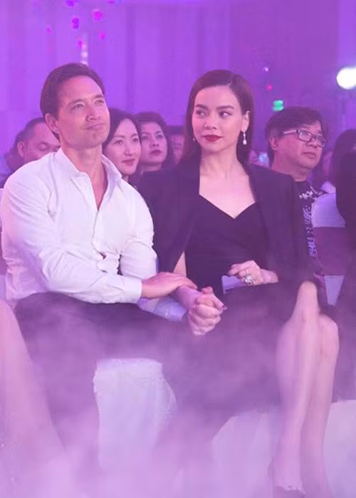 Nam diễn viên luôn ân cần chăm sóc bạn gái như cởi áo, khoác cho Hồ Ngọc Hà để cô đỡ lạnh tại một sự kiện.