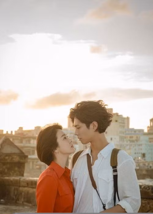 Trong bộ phim “Encounter”, bà xã của Song Joong Ki đóng cặp với mỹ nam kém tuổi Park Bo Gum. Ảnh: Fanpage