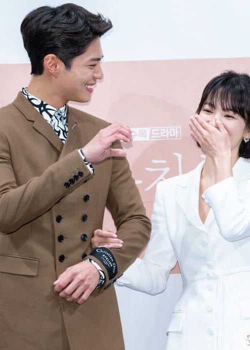 Tại buổi ra mắt phim trước đó, bà xã của Song Joong Ki tỏ ra thân thiết với bạn trai màn ảnh. Ảnh: Osen