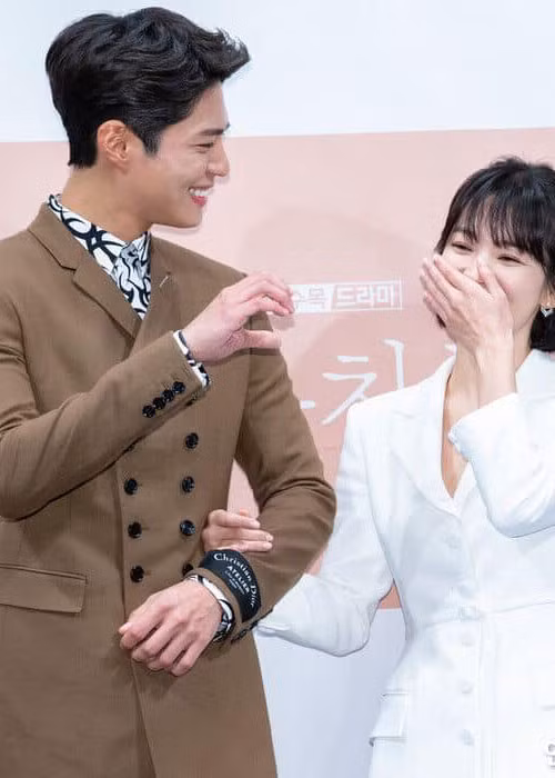 Tại buổi ra mắt phim trước đó, bà xã của Song Joong Ki tỏ ra thân thiết với bạn trai màn ảnh. Ảnh: Osen