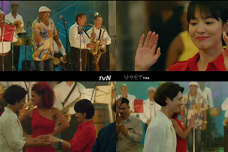 Ở 2 tập đầu của phim, nhân vật của Song Hye Kyo và Park Bo Gum đã có nhiều phân cảnh ngọt ngào. Ảnh: Sedaily