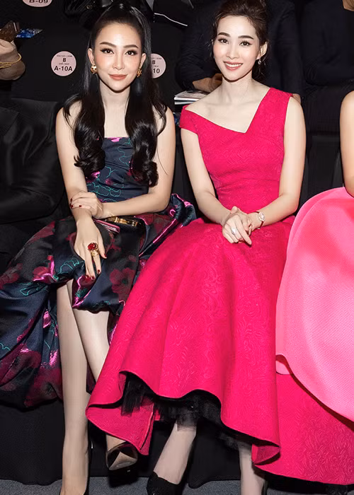 "Gái một con" Đặng Thu Thảo khoe nhan sắc mặn mà bên "chim công làng múa" Linh Nga khi cả hai ngồi cạnh nhau xem show diễn.
