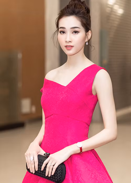 Từ khi lập gia đình, sinh con, người đẹp đến từ Bạc Liêu ít khi tham gia sự kiện. Vì vậy lần xuất hiện này của cô gây chú ý.