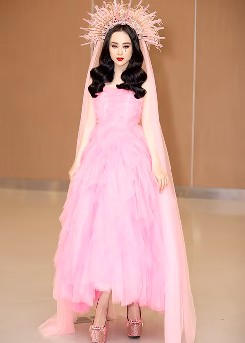 Một trong số những mỹ nhân nổi bật nhất trên thảm đỏ là Angela Phương Trinh.