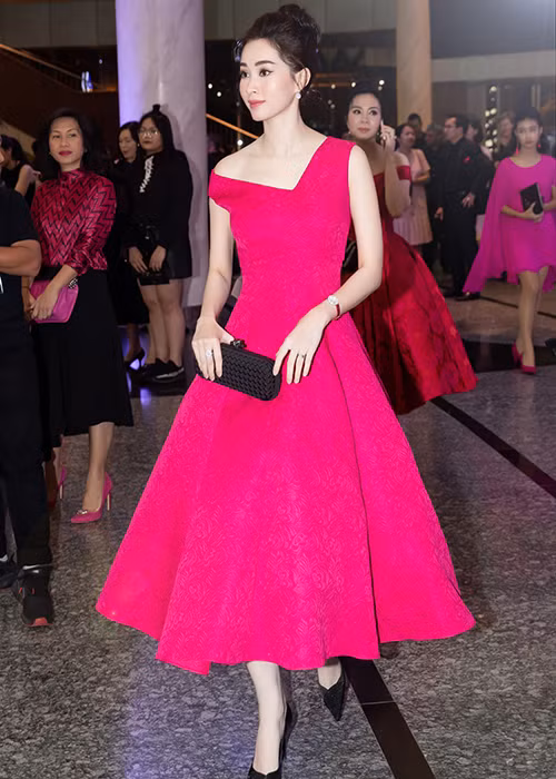  Hoa hậu Đặng Thu Thảo vừa bất ngờ đến dự show diễn của NTK Đỗ Mạnh Cường.