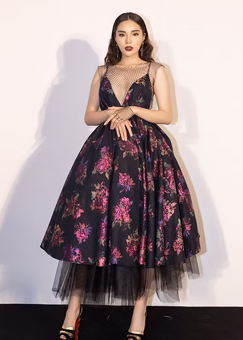 Ngoài Linh Nga và Thu Thảo, sự kiện còn có sự góp mặt của Hoa hậu Kỳ Duyên. Người đẹp 9X chọn thiết kế dáng xòe, xẻ ngực sâu gợi cảm.