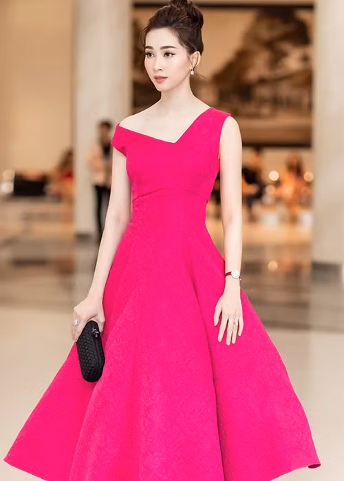 Tại show diễn, Đặng Thu Thảo diện váy xòe duyên dáng có phần cổ bất đối xứng khoe vẻ nữ tính, thanh lịch nhưng không kém phần quyến rũ.