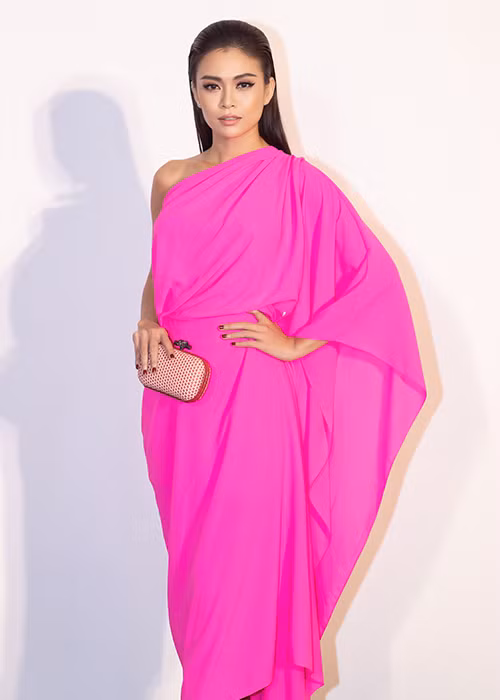 Á hậu Mâu Thủy bị nhận xét trông khá già dặn khi xuất hiện tại sự kiện.