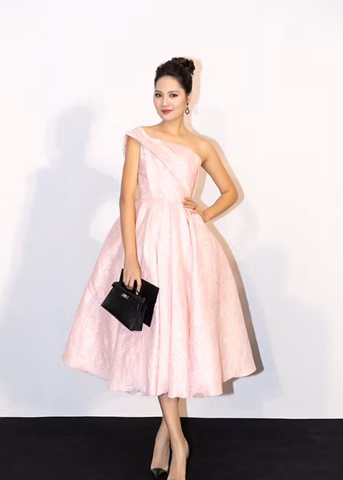 Hoa hậu Hương Giang nữ tính với đầm lệch vai.