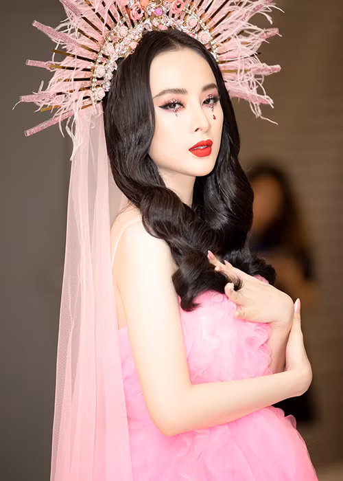 Nữ diễn viên diện bộ váy dài với phụ kiện đội đầu dài quét đất.