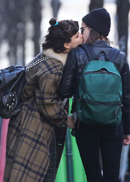 Hồi tháng 11 vừa qua, tình cũ đồng giới của Kristen sinh con nhưng không tiết lộ ai là bố của bé. 