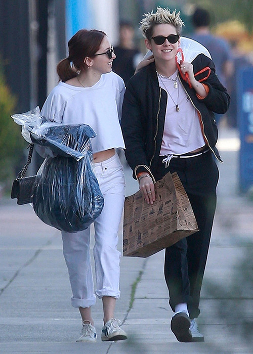 Kristen nhanh chóng có bạn gái mới. Lần này, bóng hồng của cô là blogger thời trang kiêm stylist tự do tên Sara Dinkin. 