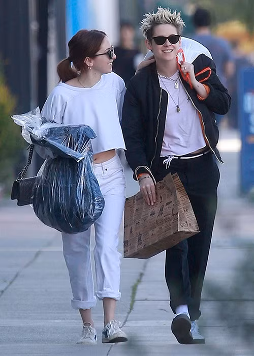 Kristen nhanh chóng có bạn gái mới. Lần này, bóng hồng của cô là blogger thời trang kiêm stylist tự do tên Sara Dinkin. 