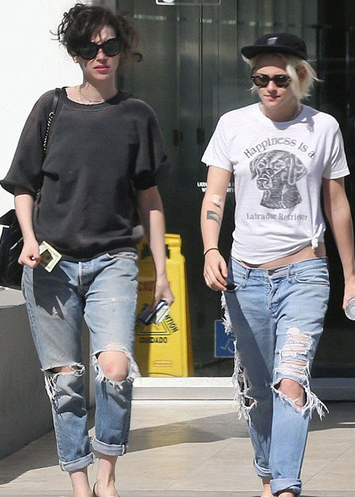 Đến tháng 12/2016, thông tin Kristen chia tay St Vincent rộ lên khi nữ diễn viên bị bắt gặp bên người con gái khác. 