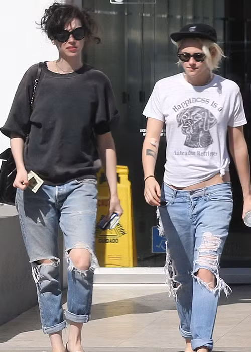 Đến tháng 12/2016, thông tin Kristen chia tay St Vincent rộ lên khi nữ diễn viên bị bắt gặp bên người con gái khác. 