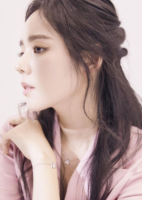 Nữ thần sắc đẹp của showbiz Hàn hiện có tổ ấm viên mãn bên ông xã điển trai Yeon Jung Hoon và con gái. Ảnh: hankookilbo