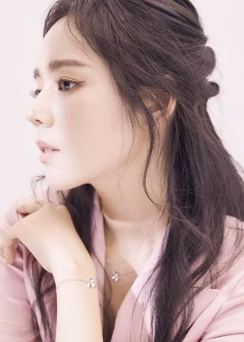 Nữ thần sắc đẹp của showbiz Hàn hiện có tổ ấm viên mãn bên ông xã điển trai Yeon Jung Hoon và con gái. Ảnh: hankookilbo