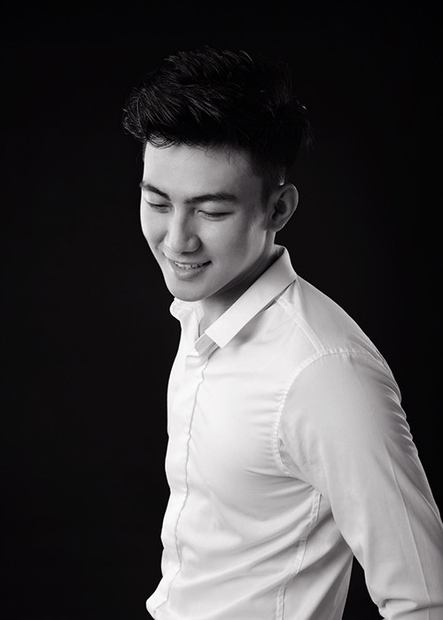 Tại cuộc thi Mister Global 2018, học trò của Thanh Hằng gây tranh cãi với phát ngôn nhạy cảm: “Đứng với mấy anh da đen, mình cũng đẹp trai phết chứ bộ" khi đăng ảnh bên các thí sinh.