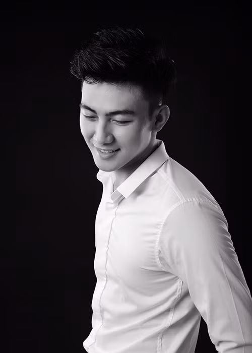 Tại cuộc thi Mister Global 2018, học trò của Thanh Hằng gây tranh cãi với phát ngôn nhạy cảm: “Đứng với mấy anh da đen, mình cũng đẹp trai phết chứ bộ" khi đăng ảnh bên các thí sinh.