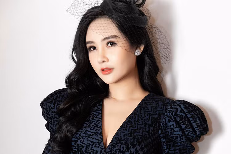 Trên Lao động, ông Nguyễn Quang Vinh - Cục trưởng Cục Nghệ thuật Biểu diễn cho hay quan điểm của Cục là sẽ không chấp phép cho Ngân Anh thi quốc tế. Về các lý do vì sao không cấp phép, Cục sẽ có văn bản trả lời.