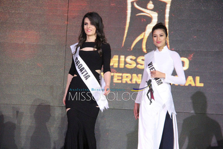 Không chỉ cùng vướng lùm xùm dao kéo, Ngân Anh và Nguyễn Thị Thành còn đều khao khát thi quốc tế. Nguyễn Thị Thành từng lên đường sang Ai Cập tham gia cuộc thi Hoa hậu Môi trường Quốc tế 2017 - Miss Eco International 2017 mặc lệnh triệu tập từ Cục Nghệ thuật Biểu diễn. Ảnh: Missosology