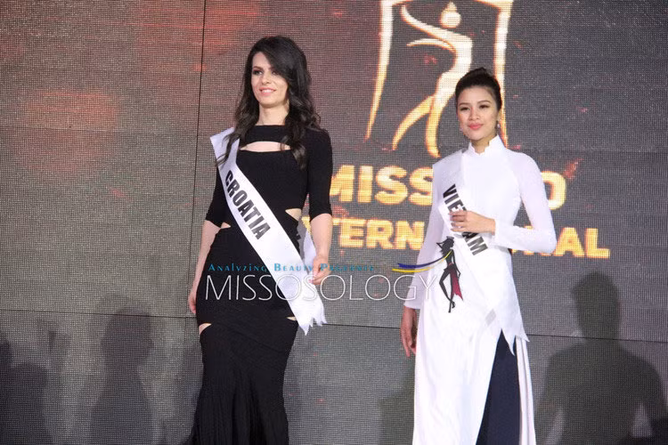 Không chỉ cùng vướng lùm xùm dao kéo, Ngân Anh và Nguyễn Thị Thành còn đều khao khát thi quốc tế. Nguyễn Thị Thành từng lên đường sang Ai Cập tham gia cuộc thi Hoa hậu Môi trường Quốc tế 2017 - Miss Eco International 2017 mặc lệnh triệu tập từ Cục Nghệ thuật Biểu diễn. Ảnh: Missosology