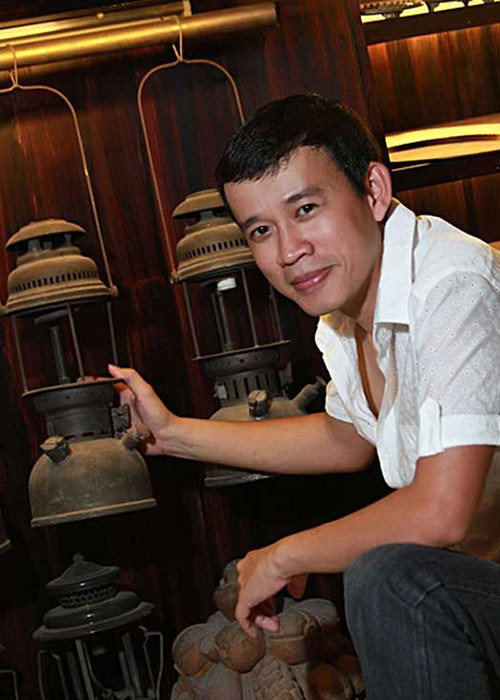 Ông bầu họ Nguyễn cũng thẳng thắn chia sẻ rất nhiều người đến nhờ anh lăng xê thành người mẫu nổi tiếng đều chấp nhận đánh đổi và anh luôn đưa ra điều kiện: một là trao đổi sự tự do, hai là đưa tiền để anh lăng xê, ba là phải trở thành người tình của anh. Ảnh: Dân Việt