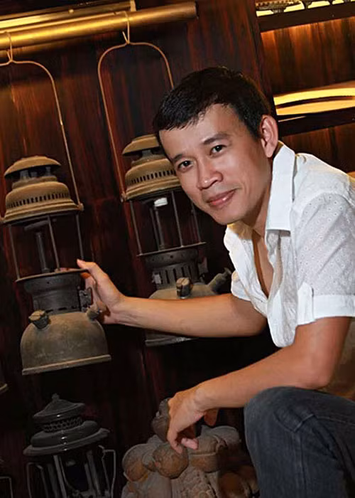 Ông bầu họ Nguyễn cũng thẳng thắn chia sẻ rất nhiều người đến nhờ anh lăng xê thành người mẫu nổi tiếng đều chấp nhận đánh đổi và anh luôn đưa ra điều kiện: một là trao đổi sự tự do, hai là đưa tiền để anh lăng xê, ba là phải trở thành người tình của anh. Ảnh: Dân Việt