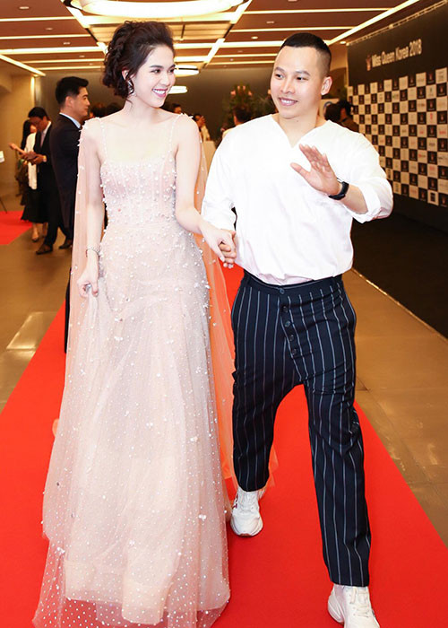 Trên Mốt và Cuộc sống vào 2013, ông bầu họ Vũ cũng tiết lộ để mời Ngọc Trinh chụp hình, người ta sẽ phải chi trả 1 cái giá cao gấp 5 lần so với người khác. Hay như vào năm 2011, anh khoe "gà cưng" dự tiệc với cát-sê rất cao là 3000 USD. Ảnh: FBNV