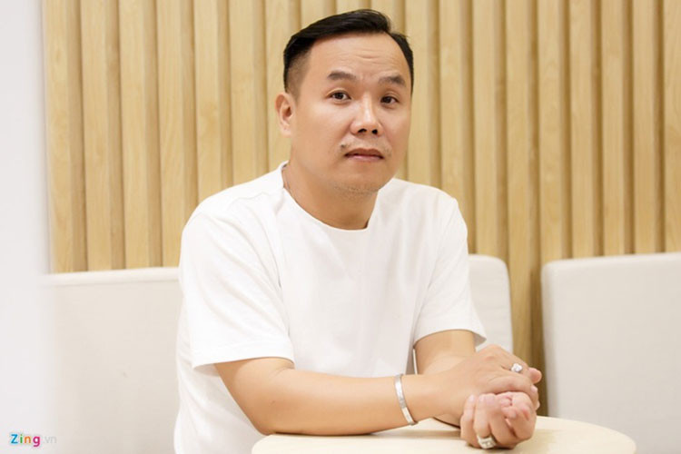 Ông bầu Việt Hùng cũng có phát ngôn gây chú ý. Trên Zing, anh khẳng định có khả năng cảm nhận được người đẹp làm nghệ thuật giả. “Tôi có khả năng cảm nhận được ai “có mùi”, vì người đó từ cử chỉ, tác phong, giao tiếp đều không có đẳng cấp”, nhà thiết kế cho hay. Ảnh: Zing