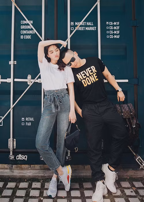 Khắc Tiệp còn có nhiều phát ngôn gây sốc sặc mùi vật chất. Năm 2013, trong cuộc phỏng vấn trên Giao thông vận tải, ông bầu họ Vũ khẳng định Ngọc Trinh không bao giờ nhận show có cát-sê dưới 10.000 USD hay anh vừa ký hợp đồng giá 35.000 USD cho gà cưng. Ảnh: FBNV