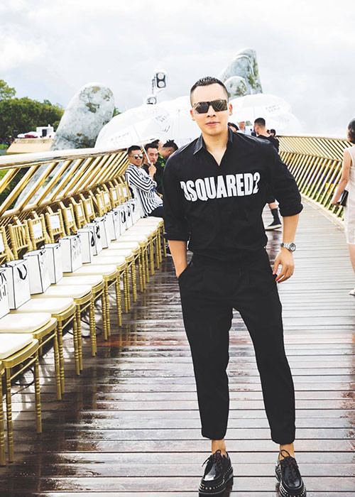 Nói về cuộc sống của bản thân, Khắc Tiệp cũng gắn với nhưng con số cụ thể như sẵn sàng vứt bỏ đồ hiệu cả chục ngàn đô dù mới mặc một lần hay sáng nào ngủ dậy cũng cho 2 đứa cháu mỗi đứa 2 triệu đồng. Ảnh: FBNV