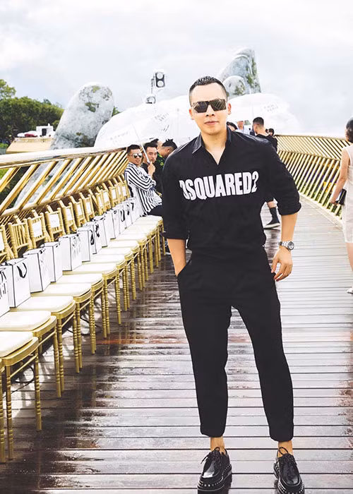 Nói về cuộc sống của bản thân, Khắc Tiệp cũng gắn với nhưng con số cụ thể như sẵn sàng vứt bỏ đồ hiệu cả chục ngàn đô dù mới mặc một lần hay sáng nào ngủ dậy cũng cho 2 đứa cháu mỗi đứa 2 triệu đồng. Ảnh: FBNV